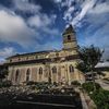 L'église de Saint-Nicolas de Bourgueil (Indre-et-Loire), dont le clocher s'est effondré sur le passage d'une tornade, le 19 juin 2021. (GUILLAUME SOUVANT / AFP)