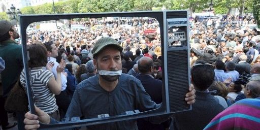 Un journaliste tunisien protestant à Tunis contre les agressions de salariés de la télévision tunisienne (25-4-2012) (AFP - FETHI BELAID)