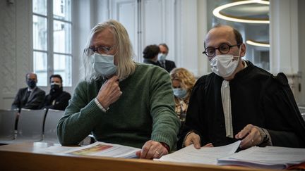 Didier Raoult et son avocat Fabrice Di Vizio lors de l'audition du premier par la chambre disciplinaire de l'Ordre des médecins de Nouvelle-Aquitaine, le 5 novembre 2021 à Bordeaux (Gironde). (PHILIPPE LOPEZ / AFP)