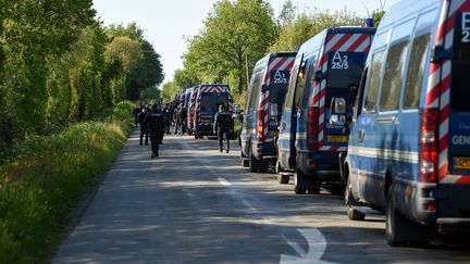 Les fourgons de CRS déployés sur la ZAD de Notre-Dame-des-Landes, le 18 mai. (GUILLAUME SOUVANT / AFP)