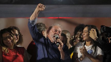 Lula fête sa victoire à l'élection présidentielle, à Saõ Paulo, (Brésil), le 30 octobre 2022. (CAIO GUATELLI / AFP)