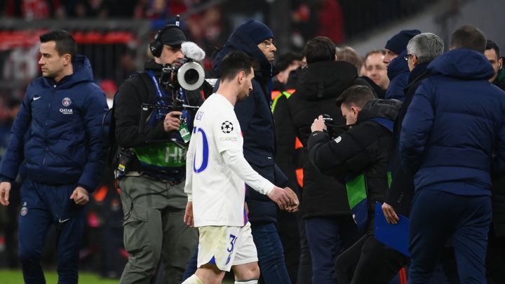 Lionel Messi se dirige vers les vestiaires après l'élimination du PSG contre le Bayern Munich, en huitièmes de finale de Ligue des champions, le 8 mars 2023. (FRANCK FIFE / AFP)