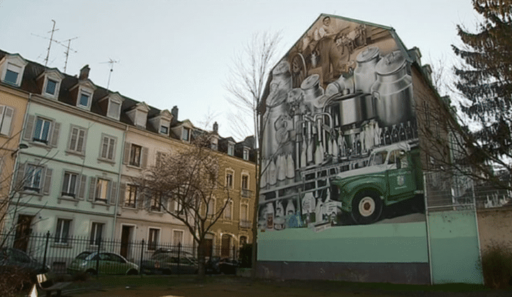 La fresque réalisée en 2001 square Schmitlin en hommage aux laiteries du même nom.  
 (France 3 / Culturebox)