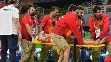 Samir Aït-Saïd évacué par les secours après sa blessure à la jambe.  (BEN STANSALL / AFP)