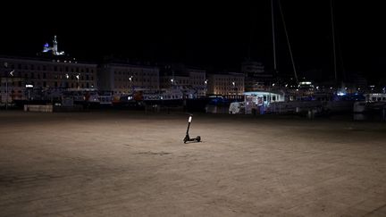 Le Vieux-Port à Marseille (Bouches-du-Rhône) était désert, le 17 octobre 2020.&nbsp; (CHRISTOPHE SIMON / AFP)