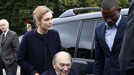  (Julie Gayet est apparue pour la première fois ce jeudi matin lors d'une visite officielle de François Hollande. Elle accompagnait son grand-père, compagnon de la Libération © SIPA)