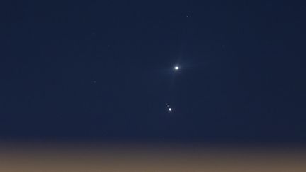 Jupiter et Vénus apparaissent dans le ciel depuis Eindhoven (Pays-Bas), le 2 mars 2023. (NICOLAS ECONOMOU / NURPHOTO / AFP)