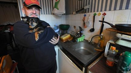 Michel Fabre, le 16 novembre 2010 à Toulouse dans son logement, un ancien box à chevaux, sommairement aménagé. (AFP)