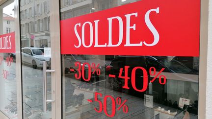 La vitrine d'un commerce dans le centre de Nancy pendant les soldes d'hiver, le 24 janvier 2021. (ROMAIN BERCHET / FRANCE-BLEU SUD LORRAINE)