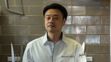 Le chef étoilé japonais Nobuyuki Akishige dans la cuisine de son restaurant Automne, à Paris. (STEPHANE LEGER / AUTOMNE)