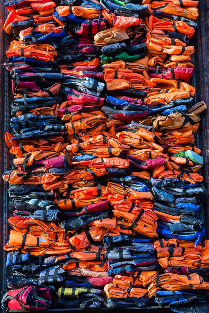 L'oeuvre "Soleil Levant", de l'artiste chinois Ai Weiwei, composée de&nbsp;3.500 gilets de sauvetage de migrants arrivés à Lesbos entre 2015 et 2016.&nbsp; (PERRY MASTROVITO / IMAGE SOURCE)