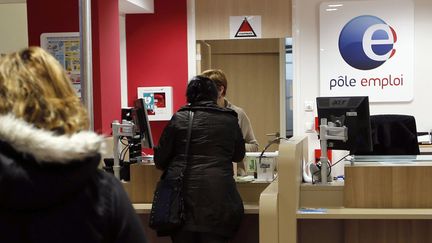 Des demandeurs d'emploi patientent devant le guichet d'une agence Pôle emploi, le 4 mars 2016, à Villenave-d'Ornon (Gironde). (REGIS DUVIGNAU / REUTERS)