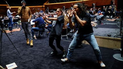 La chansigneuse Laëty en&nbsp;répétition&nbsp;à la Maison de&nbsp;la Radio le 6 novembre 2020 (THOMAS SAMSON / AFP)