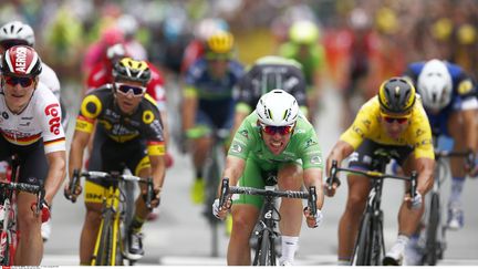 Tour de France : Mark Cavendish ravit le sprint d'une courte tête à Angers