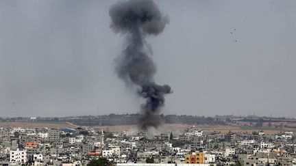 De la fum&eacute;e s'&eacute;l&egrave;ve de la ville apr&egrave;s une frappe de l'arm&eacute;e isra&eacute;lienne sur Gaza dimanche 13 juillet 2014. (MOHAMMAD OTHMAN / AFP)