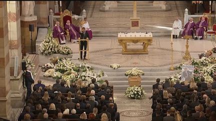 La cérémonie des obsèques de Bernard Tapie s'est déroulée à la cathédrale de la Major à Marseille (Bouches-du-Rhône), vendredi&nbsp;8 octobre. Amis, familles et supporteurs étaient présents pour lui rendre un dernier hommage. (CAPTURE ECRAN FRANCE 3)