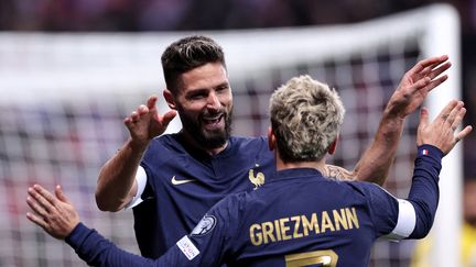 Olivier Giroud et Antoine Griezmann lors de France-Gibraltar, le 18 novembre 2023, à Nice. (FRANCK FIFE / AFP)