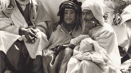 Fin 1934, deux jeunes chercheuses, Thérèse Rivière et Germaine Tillion partent en mission dans les Aurès, dans l'est algérien, pour le musée d'ethnographie du Trocadéro. Armées d'un Leica et d'un Rolleiflex, elles y prennent plusieurs milliers de photos, disparues et retrouvée au début des années 2000. Le Pavillon populaire de Montpellier présente une sélection de 120 images traduisant deux regards sur une société traditionnelle encore préservée et ses rapports à la présence coloniale. Du 7 février au 15 avril 2018. Ici, Germaine Tillion, "Une azria (femme libre) avec un groupe d'hommes, marché annuel de Tiskifine", août 1935
 (Association Germaine Tillion)