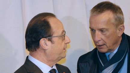 Fran&ccedil;ois Hollande discute avec Bernard Combes, maire de Tulle (Corr&egrave;ze) et candidat PS aux &eacute;lections d&eacute;partementales, le 29 mars 2015 &agrave; Tulle.&nbsp; (MEHDI FEDOUACH / AFP)