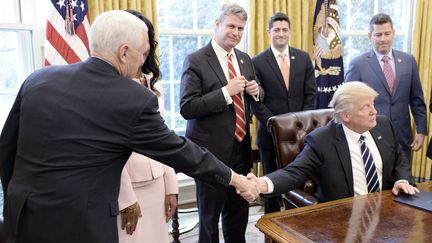 Le président américain Donald Trump sert la main de son vice-président, Mike Pence, le 14 février à la Maison Blanche.&nbsp; (OLIVIER DOULIERY / MAXPPP)