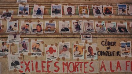 Un hommage rendu place de la République, à Paris, aux 27 migrants morts noyés en tentant de rejoindre le Royaume-Uni, au lendemain du drame, le 25 novembre 2021.&nbsp; (PAULINE TOURNIER / HANS LUCAS / AFP)