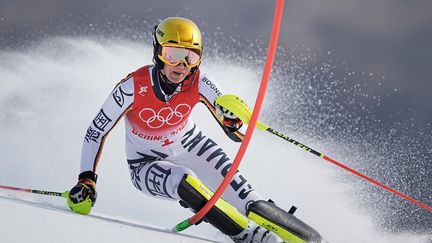 L'Allemande Lena Dürr lors de la première manche du slalom féminin des JO de Pékin, le 9 février 2022. (MICHAEL KAPPELER / DPA)