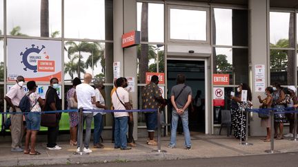 Des personnes font la queue pour se faire vacciner à Pointe-à-Pitre en Guadeloupe, le 30 juillet 2021. (YANNICK MONDELO / AFP)