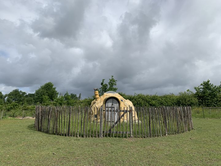 Habitat alternatif, une Kerterre ressemble à une maison de Hobbit. Une architecture minimaliste, des matériaux naturels et écologiques.&nbsp;



 (ISABELLE MORAND / RADIO FRANCE / FRANCE INFO)