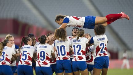 L'équipe de France de rugby à VII célèbre le dernier match de sa capitaine Fanny Horta.&nbsp; (FEI MAOHUA / XINHUA)