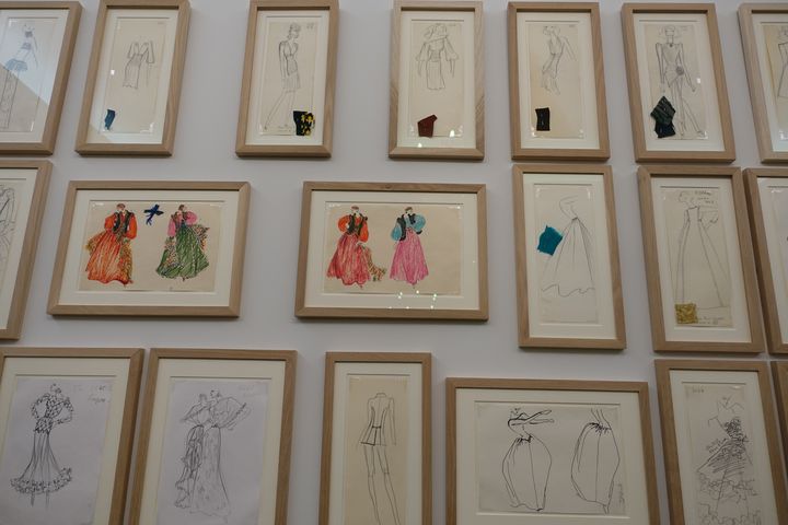 L'exposition "Yves Saint Laurent au 5, avenue Marceau" au&nbsp;musée Yves Saint Laurent, janvier 2022 : les croquis du défilé d'adieu en 2002 (CORINNE JEAMMET)