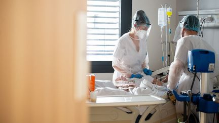 Une personne atteinte du Covid-19 hospitalisée à Périgueux (Dordogne), le 20 novembre 2020. (ROMAIN LONGIERAS / HANS LUCAS / AFP)