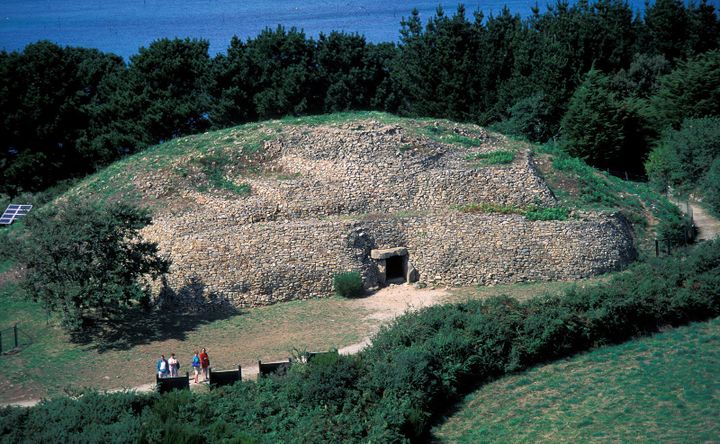 Sur la petite île de Gavrinis dans le Golfe du Morbihan le dolmen aux parois richement gravées est abrité par un amas de pierres.
 (YANNICK LE GAL / ONLY FRANCE)