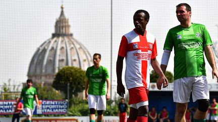 Deogratias, l'attaquant de la Sedes Sapientiae (en rouge et blanc), lors des quarts de finale de la douzième Clericus Cup, le «Mondial de l'Eglise». (Alberto PIZZOLI / AFP)