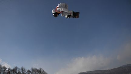 La légende du snowboard, Shaun White, dans ses œuvres ! L'Américain a remporté son troisième titre olympique en halfpipe mercredi 14 février 2018 à Pyeongchang&nbsp;(Corée du Sud).&nbsp; (LOIC VENANCE / AFP)