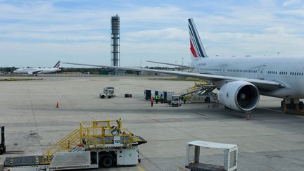 Un avion d'Air France sur le tarmac de l'aéroport Paris-Charles de Gaulle, embarquant avant de décoller, le 27 septembre 2023, à Roissy-en-France. (MATHIEU THOMASSET / HANS LUCAS / AFP)