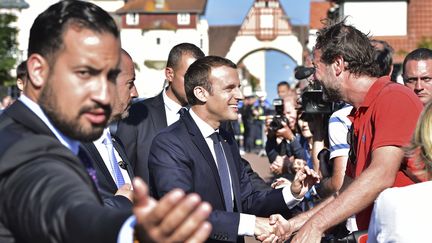 Alexandre Benalla (au premier plan, à gauche), accompagnant Emmanuel Macron au Touquet (Pas-de-Calais) lors du second tour des élections législatives, le 18 juin 2017. (CHRISTOPHE ARCHAMBAULT / AFP)