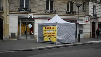 Une tente installée devant une pharmacie pour des tests antigéniques, le 3 février 2022 à Paris. (MAGALI COHEN / HANS LUCAS / AFP)