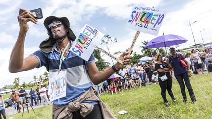 Des manifestants se rassemblent, le 27 mars 2017 à Cayenne (Guyane), à l'occasion du lancement d'une grève générale illimitée. (JODY AMIET / AFP)