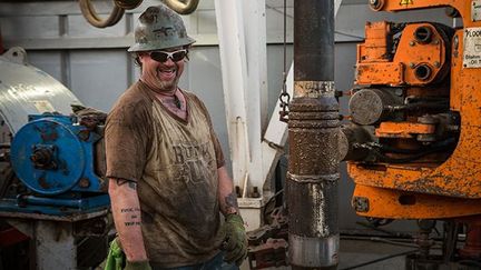 est heureux de travailler sur une plateforme. Malgré les risques de son métier.
 
Nombre de ceux qui sont venus travailler ici se trouvaient dans une situation très difficile: sans emploi, parfois sans domicile… Grâce au pétrole de schiste, ils peuvent se refaire une santé financière en quelque mois.  (Andrew Burton / Getty Images / AFP)