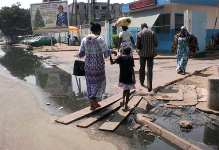 L’entrée de l’hôpital général de Koumassi est barrée par des eaux puantes. Les usagers sont obligés d’emprunter un pont de fortune., Côte d’Ivoire. Edu carriere.ci (Edu carriere.ci)