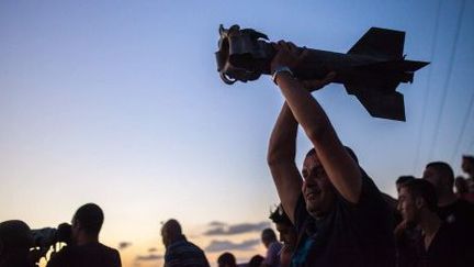 Un Israélien tient les restes d'une roquettes abattue par le système antimissile Dôme de Fer. Depuis le début de l'opération Bordure protectrice, Israël profite de son avantage technologique. A ce jour, on ne compte aucune victime israélienne malgré plus d'un millier de roquettes lancées sur l'Etat hébreux. (OMER MESSINGER / NURPHOTO)