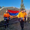 Les secouristes arméniens ont installé un drapeau sur leur tente. (MARIE-PIERRE VEROT / RADIOFRANCE / FRANCEINFO)