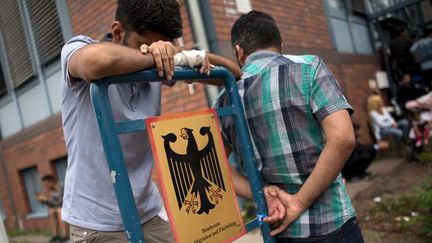  (Des demandeurs d'asile devant le bureau des migrants et réfugiés à Berlin © Reuters-Stefanie Loos)