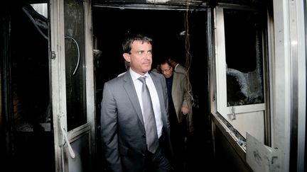 Le ministre de l'Int&eacute;rieur, Manuel Valls, le 14 ao&ucirc;t 2012 &agrave; Amiens (Somme), th&eacute;&acirc;tre de violents affrontements entre jeunes et policiers, la veille. (PHILIPPE HUGUEN / AFP)