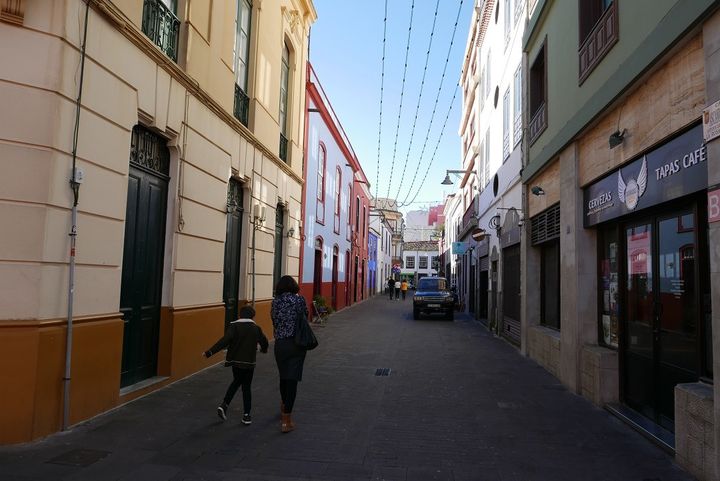 Une rue de la Laguna, première ville des Îles Canaries, elle reste à ce jour la seule ville déclarée au Patrimoine de l'Humanité de l'UNESCO. Son architecture coloniale, le tracé linéaire de ses rues réalisé au XVe siècle sans murailles extérieures de protection et une grande zone commerciale piétonne donnent à cette ville universitaire annexe une véritable marque distinctive. (Photo Emmanuel Langlois)