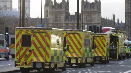 Des véhicules de secours stationnent&nbsp;près du Parlement&nbsp;après l'attaque&nbsp;qui a fait au moins quatre morts et 40 blessés, à Londres (Royaume-Uni), le 22 mars 2017.&nbsp; (AFP)