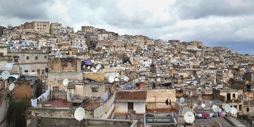 Vue aérienne (prise le 14 février 2003) de la casbah d'Alger, quartier perché sur une colline dominant le port et la baie de la capitale algérienne. (AFP - HOCINE ZAOURAR)