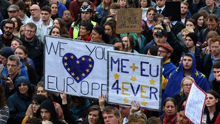 Plusieurs centaines de Londoniens anti-Brexit rassemblés à Trafalgar Square