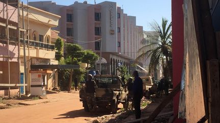 Des soldats maliens prennent position près de l'hôtel Radisson, à Bamako (Mali), le 20 novembre 2015. (SEBASTIEN RIEUSSEC / AFP)