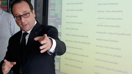  (François Hollande devant un tableau numérique, au collège Jules Verne aux Mureaux ce jeudi © REUTERS/Philippe Wojazer)